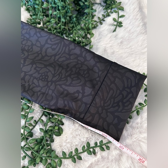 Lululemon Departure Top in Petal Camo Embossed Black Size 4 - Picture 11 of 11